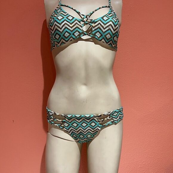 BEACH BUNNY BIKINI SET!!  - Picture 8 of 13